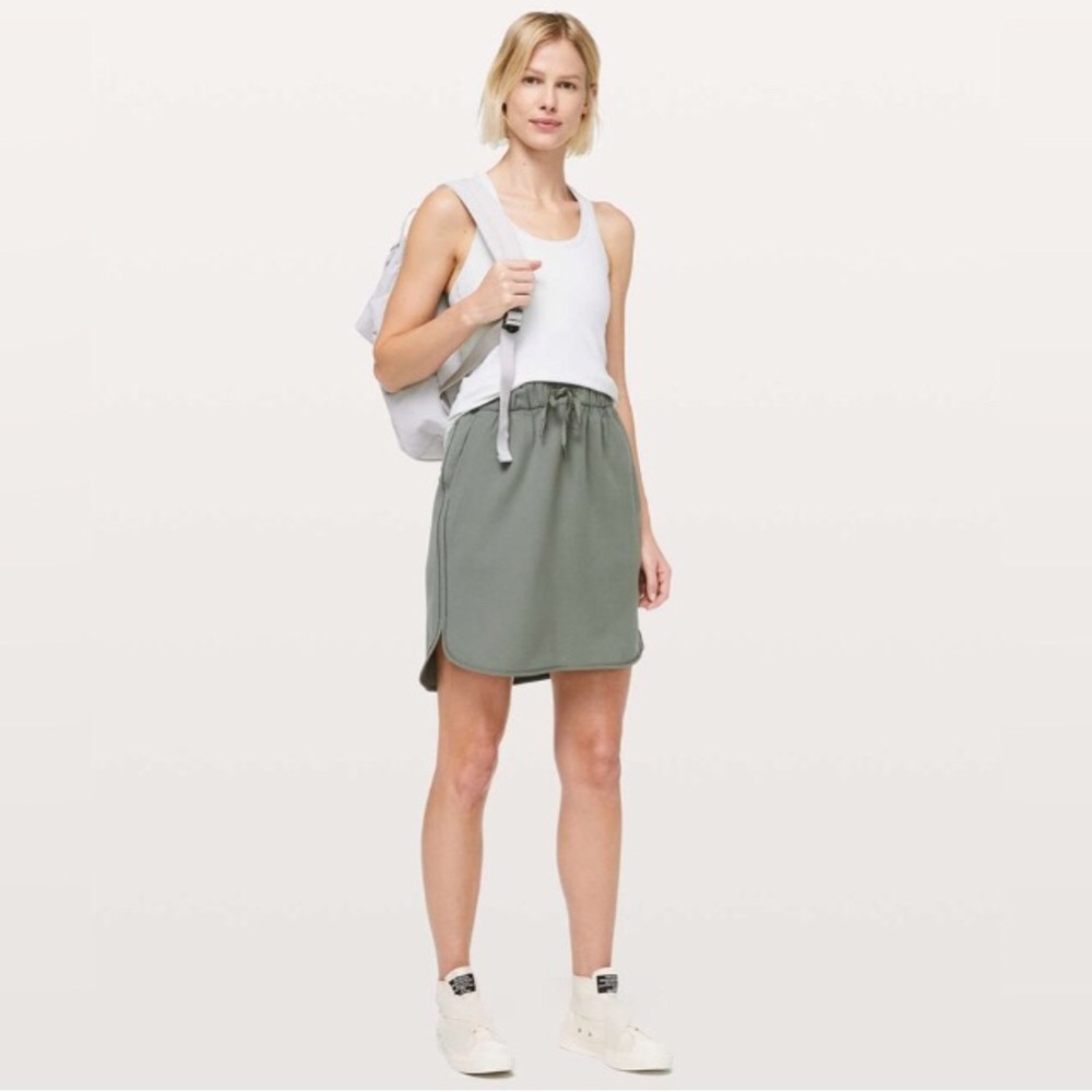 Lululemon grey sage On the fly skirt 2 woven